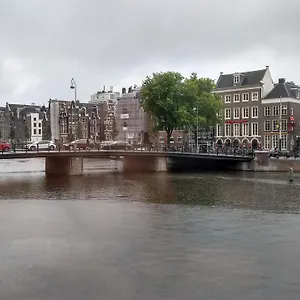 rembrandt-square-houseboat.amsterdamhotelsnl.com/